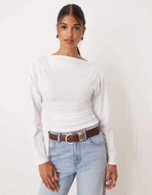 ASOS DESIGN - Top asymétrique à taille cintrée, manches longues avec épaules dénudées - Blanc | ASOS