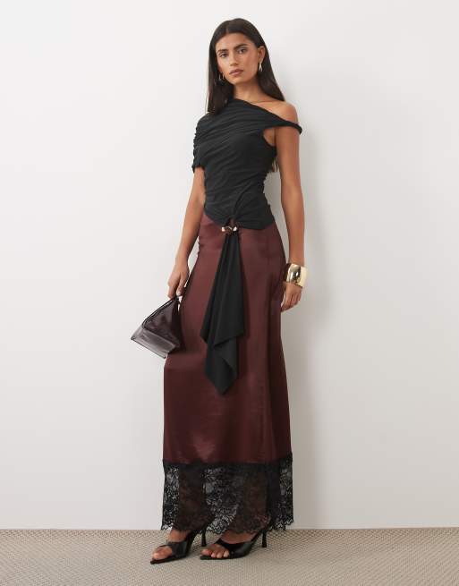 ASOS DESIGN top asymétrique avec détail métallique et volant noir, 2 de 4