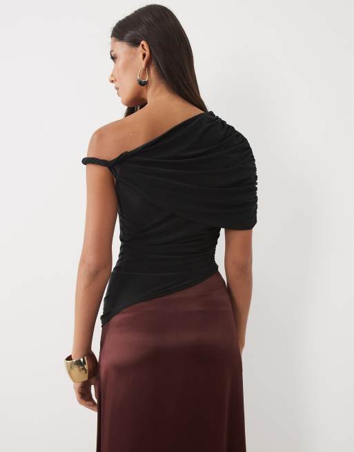 ASOS DESIGN top asymétrique avec détail métallique et volant noir, 4 de 4