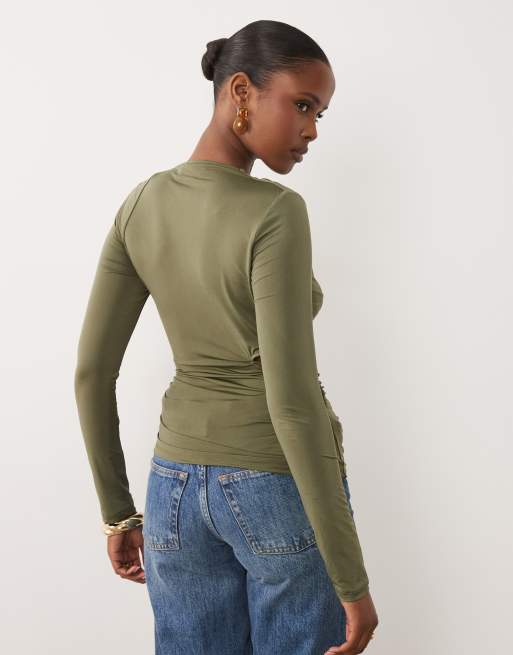 ASOS DESIGN - Top asymétrique froncé à manches longues et découpe - Olive, 4 de 4