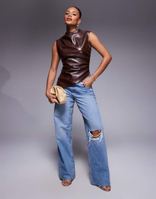 ASOS DESIGN - Top asymétrique habillé en similicuir drapé avec encolure montante - Chocolat, 2 de 4
