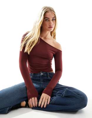 ASOS DESIGN - Top asymétrique moulant à manches longues - Bordeaux