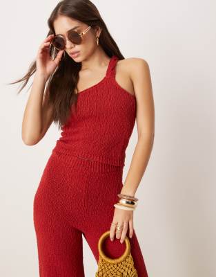 ASOS DESIGN - Top aus genopptem Strickstoff in Rot mit One-Shoulder-Träger und verdrehtem Detail, Kombiteil