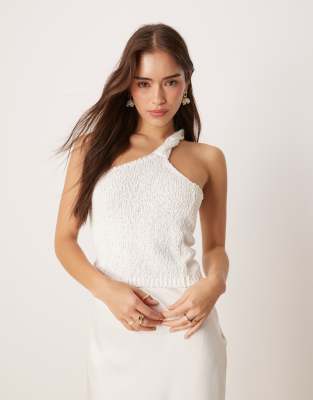 ASOS DESIGN - Top aus genopptem Strickstoff in Weiß mit One-Shoulder-Träger und verdrehtem Detail