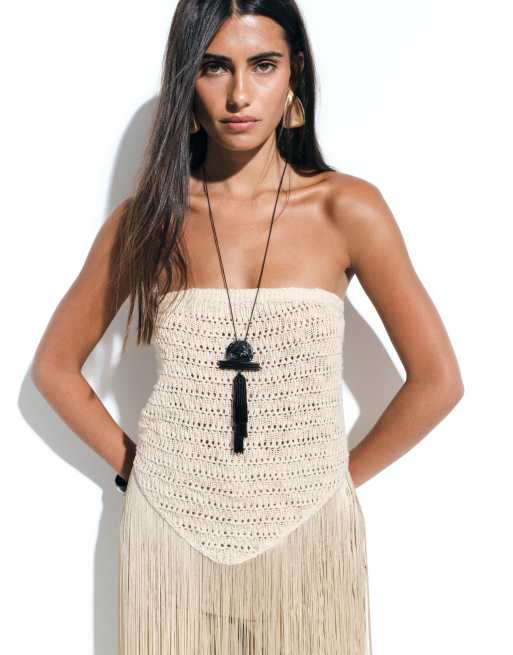 ASOS DESIGN - top bandeau de punto de croché con flecos en crema, 2 de 4