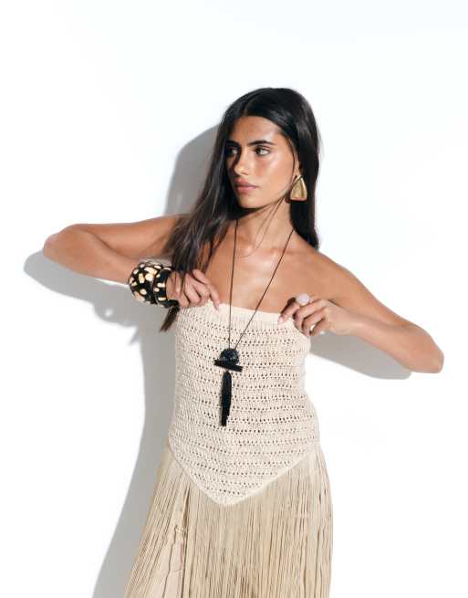 ASOS DESIGN - top bandeau de punto de croché con flecos en crema, 4 de 4