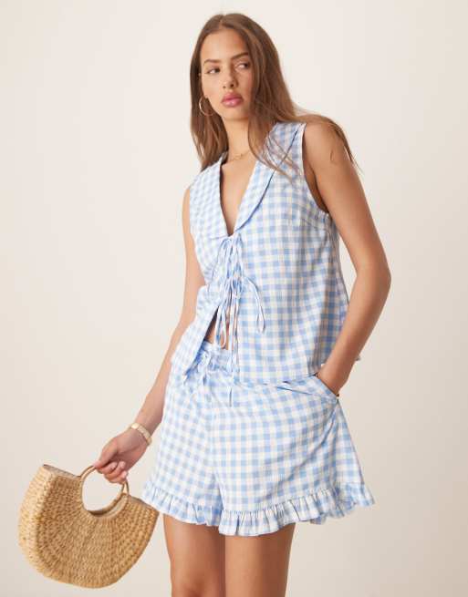 ASOS DESIGN – Top bez rękawów z dużym kołnierzem i falbanką w niebiesko-białą kratkę vichy, część zestawu