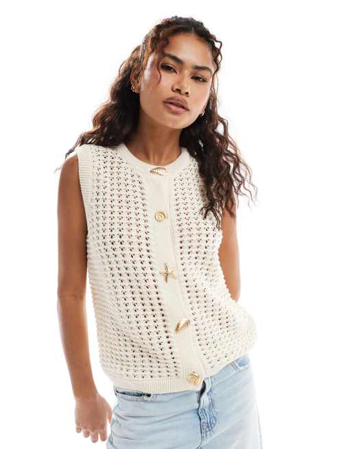 ASOS DESIGN – Top bez rękawów z szydełkowanej dzianiny w kolorze ecru ze złotymi guzikami