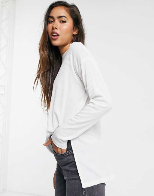 ASOS DESIGN - Top bianco a coste a maniche lunghe con spacchi laterali