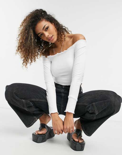ASOS DESIGN - Top bianco a coste con spalle scoperte e bordi smerlati