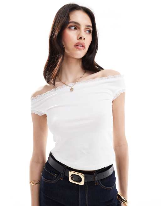 ASOS DESIGN - Top bianco con scollo alla Bardot con finiture in pizzo