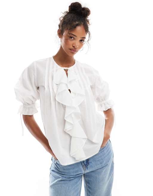 ASOS DESIGN - Top bianco con volant, dettaglio a pieghe e laccio sul davanti