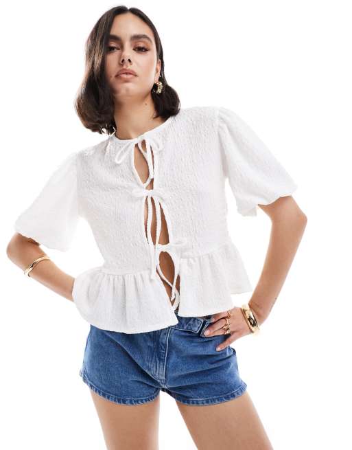 ASOS DESIGN - Top bianco testurizzato allacciato sul davanti con maniche voluminose
