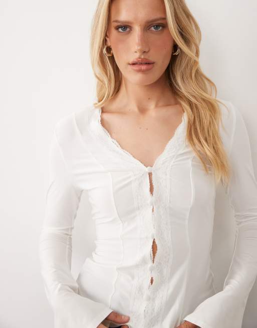 ASOS DESIGN - Top blanco abotonado de manga larga con detalle de ribete de encaje, 3 de 4