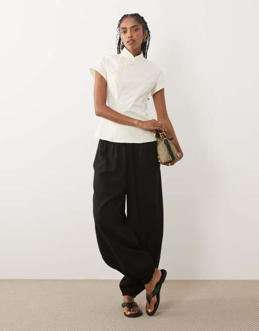 ASOS DESIGN - Top blanco con cuello estilo pankou y tapeta de botones asimétrica, 3 de 4