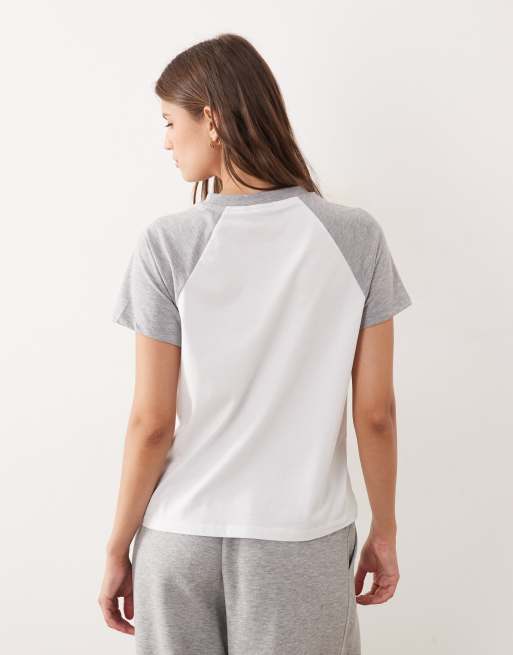 ASOS DESIGN - Top blanco y gris jaspeado con mangas raglán en contraste (parte de un conjunto), 4 de 4