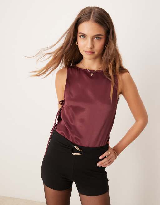 ASOS DESIGN - Top bordeaux con scollo a barchetta e allacciatura laterale