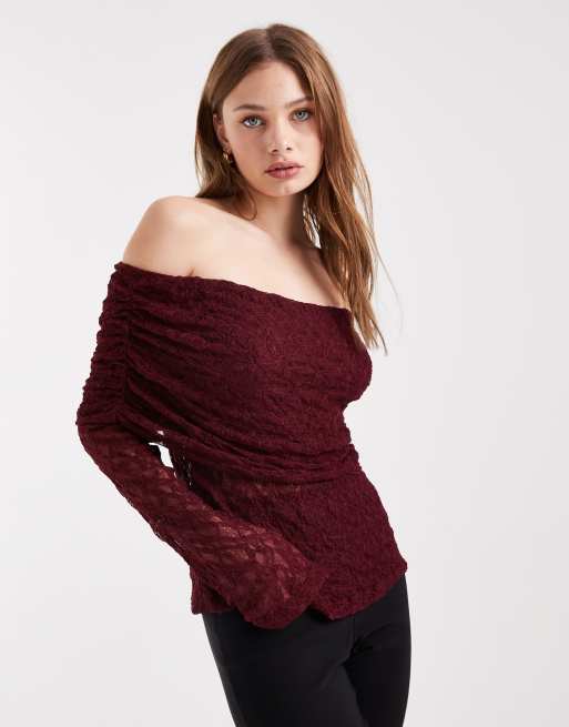 ASOS DESIGN - Top bordeaux in pizzo con spalle scoperte e risvolto, 2 di 4