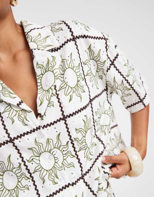 ASOS DESIGN - Top boutonné en jersey avec col en broderie anglaise - Imprimé soleil, 2 de 4
