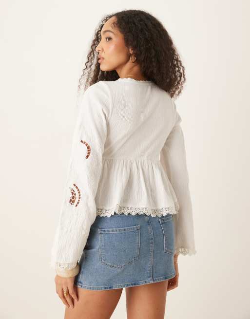 ASOS DESIGN - Top brodé effet froissé à manches longues avec liens devant et ourlet en dentelle - Blanc , 4 de 4