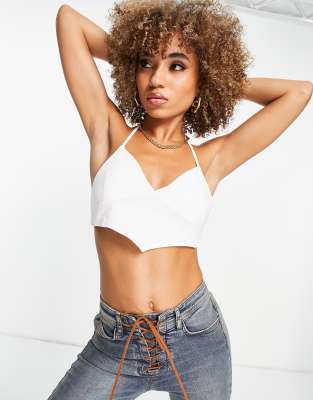 ASOS DESIGN - Top canottiera allacciato al collo con fondo a punta, colore bianco
