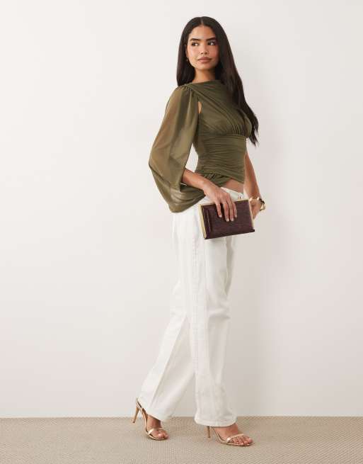 ASOS DESIGN - Top caqui asimétrico fruncido con manga estilo capa, 2 de 4