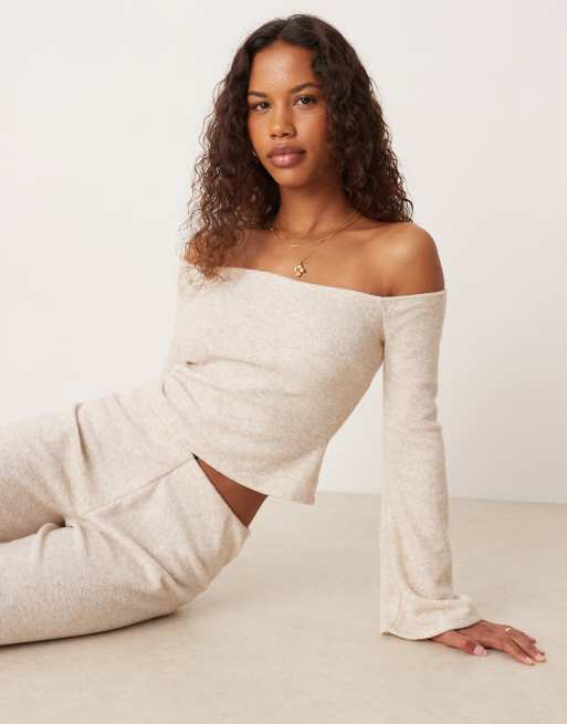 ASOS DESIGN - Top color avena spazzolato a coste con maniche svasate e scollo alla Bardot in coordinato