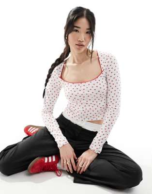 ASOS DESIGN - Top color avorio con scollo a cuore e stampa di cuori
