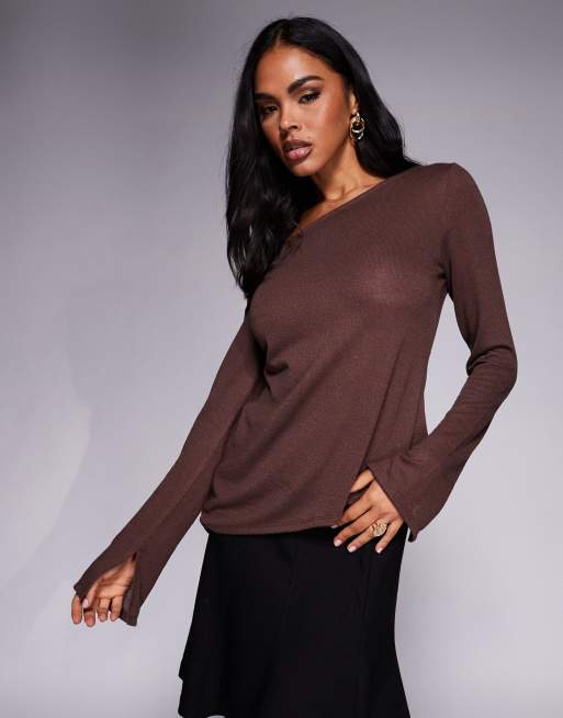 ASOS DESIGN - Top color cioccolato in maglia trasparente con spalla scoperta e taglio asimmetrico