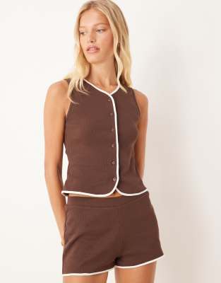 ASOS DESIGN - Top con bottoni marrone con profili a contrasto in coordinato - view 1
