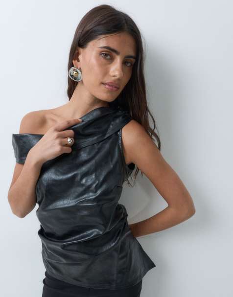 ASOS DESIGN top con cintura entallada, efecto cuero y cuello asimétrico en negro - view 1