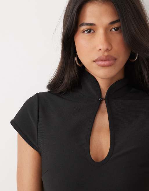 ASOS DESIGN top con collo alto fasciante e cut-out con dettaglio a gancio e barra nero, 3 di 4