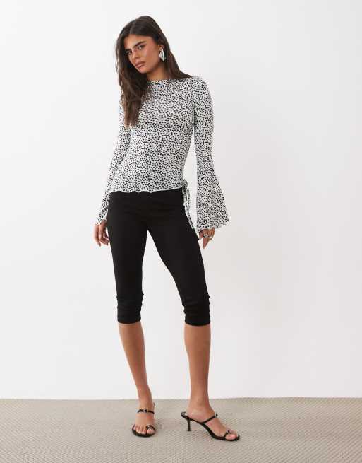 ASOS DESIGN - Top con coulisse e maniche svasate bianco e nero a pois, 2 di 4