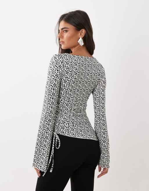 ASOS DESIGN - Top con coulisse e maniche svasate bianco e nero a pois, 3 di 4