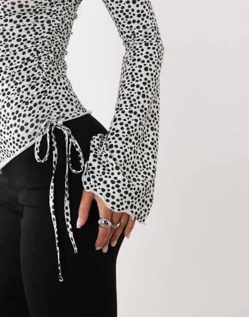 ASOS DESIGN - Top con coulisse e maniche svasate bianco e nero a pois, 4 di 4