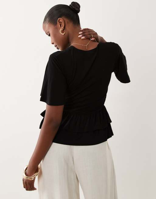 ASOS DESIGN - Top con cuello de pico y bajo peplum con volante en negro, 4 de 4
