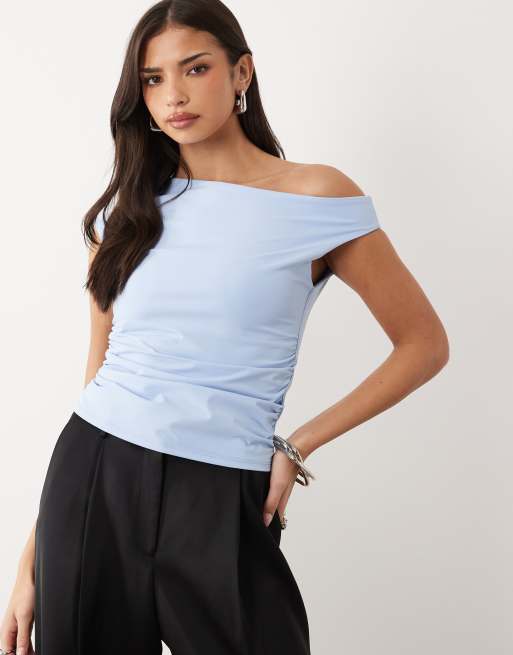 ASOS DESIGN - Top con dettaglio arricciato e spalla scoperta blu chiaro