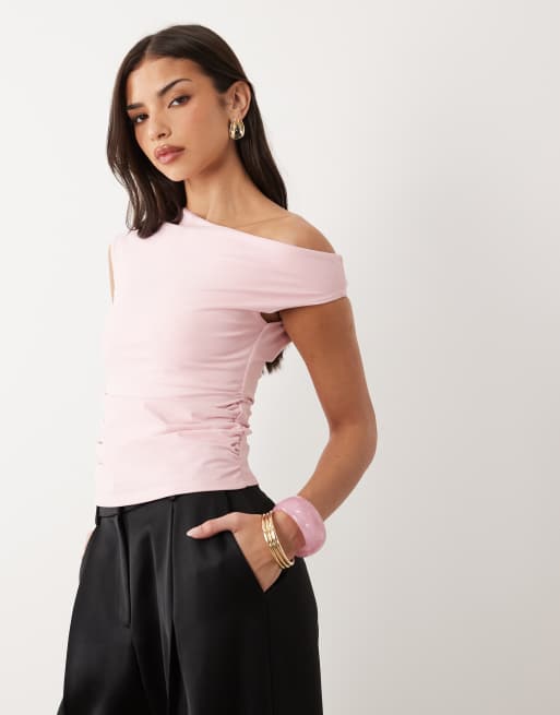 ASOS DESIGN - Top con dettaglio arricciato e spalla scoperta rosa chiaro