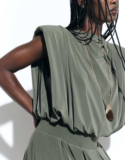 ASOS DESIGN - top con drapeado y volumen de conjunto con hombros acolchados en caqui - view 1