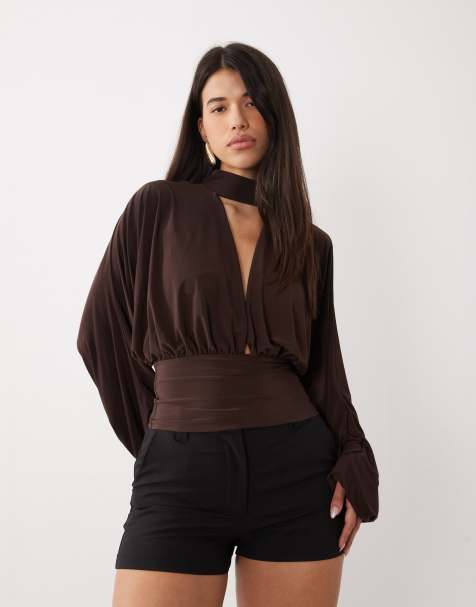 ASOS DESIGN - Top con escote pronunciado y manga kimono drapeada en marrón - view 1