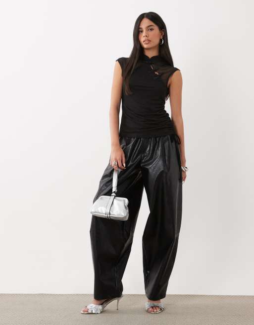 ASOS DESIGN top con fruncido lateral y cuello mao en negro, 4 de 4