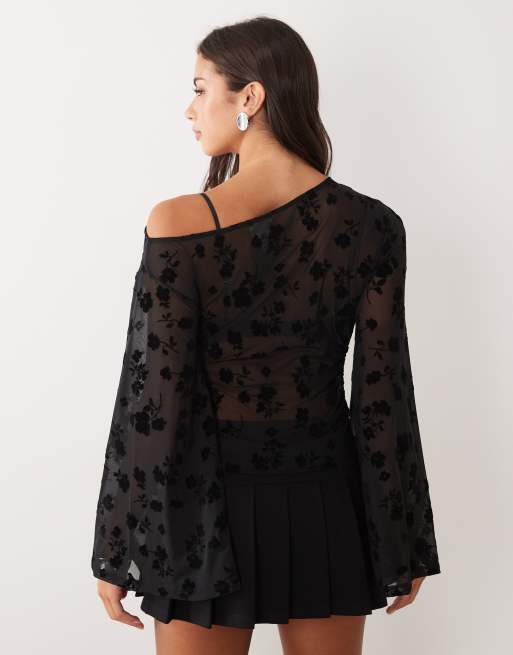 ASOS DESIGN - top con mangas acampanadas de flocado y bajo asimétrico en negro, 4 de 4