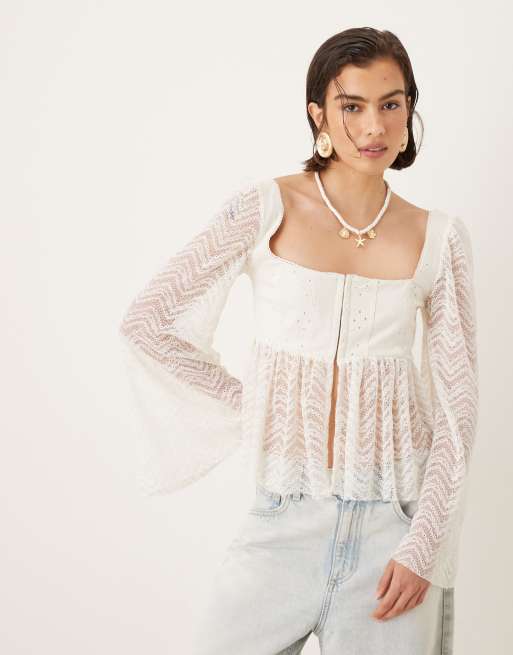ASOS DESIGN - Top con maniche lunghe a campana color crema con orlo a peplo