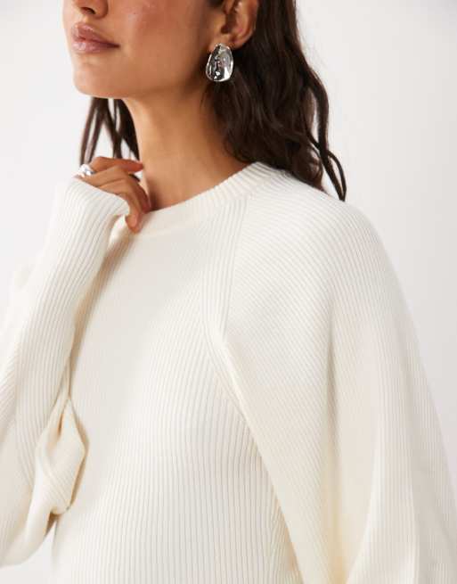 ASOS DESIGN top con maniche strutturate e volume in crema, 3 di 4