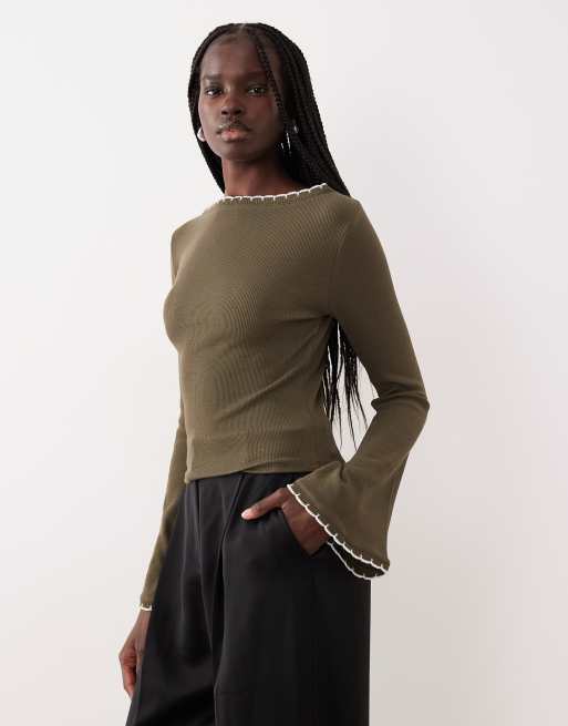 ASOS DESIGN - Top con maniche svasate a costine con bordi smerlati color oliva