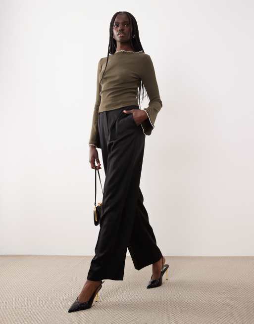 ASOS DESIGN - Top con maniche svasate a costine con bordi smerlati color oliva, 2 di 4
