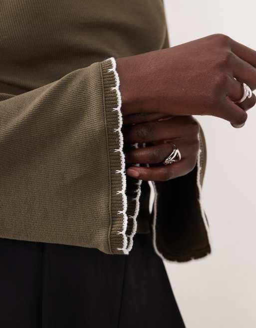 ASOS DESIGN - Top con maniche svasate a costine con bordi smerlati color oliva, 3 di 4