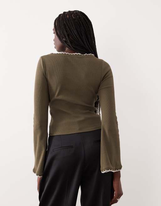 ASOS DESIGN - Top con maniche svasate a costine con bordi smerlati color oliva, 4 di 4
