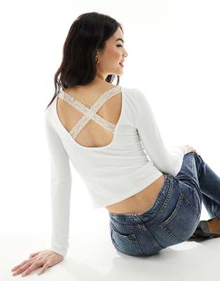 ASOS DESIGN - Top con schiena scoperta color avorio con dettagli in pizzo