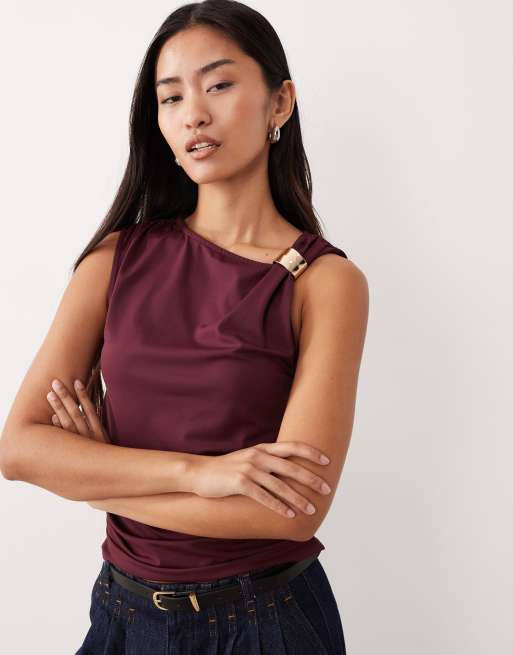 ASOS DESIGN - Top con scollo a barchetta drappeggiato con decorazione metallica color fico